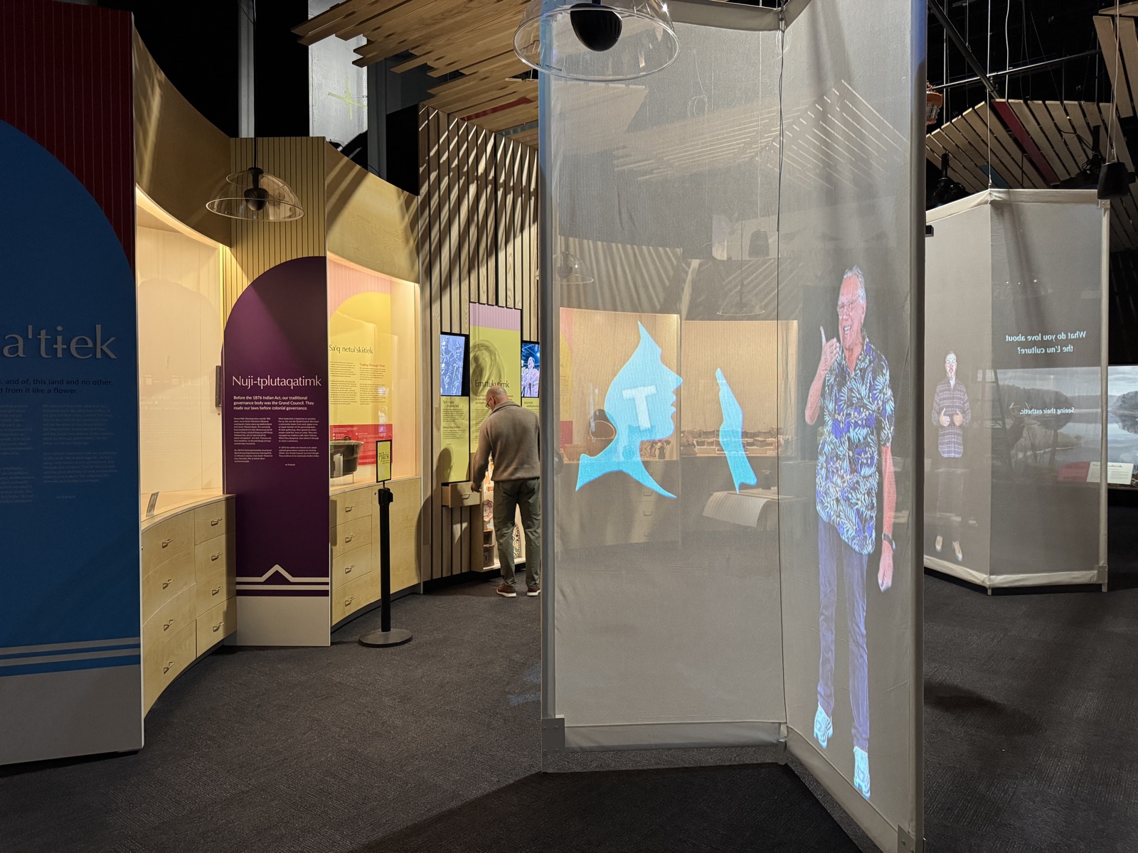 The dual-projection screens showing the Mi'kmaw phonetics experience